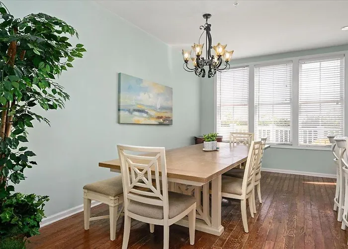 Sunset Island Waterfront 4 Bedroom Townhome With Many Amenities!