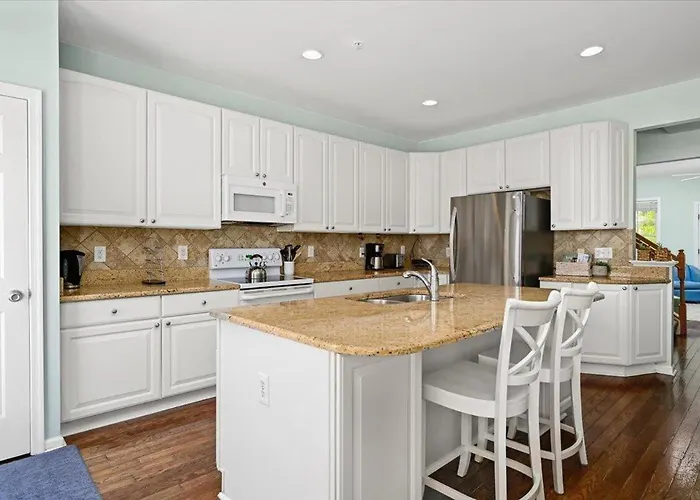 Sunset Island Waterfront 4 Bedroom Townhome With Many Amenities!